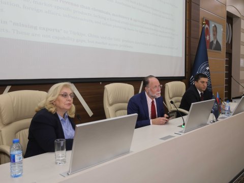 Harvard Universitetinin professoru UNEC-də olub