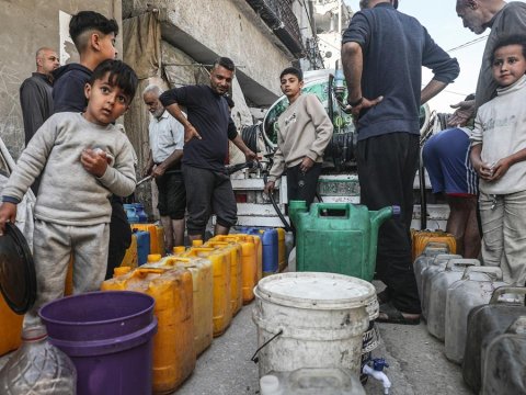 Qəzzada uşaqlar təhsil əvəzinə su daşımağa məcbur qalıb