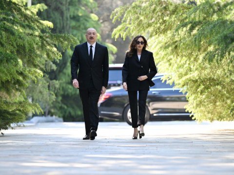 Prezident və birinci xanım Heydər Əliyevin məzarını ziyarət ediblər