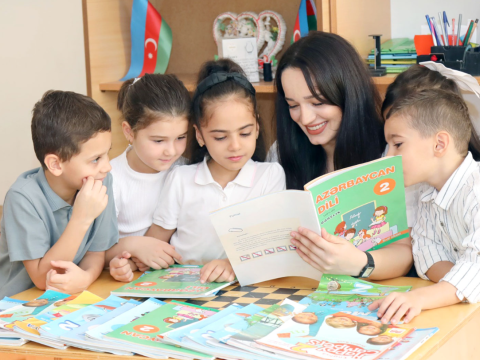 Sinif otağında görünməyən qaydalar: müəllimin hüququ və borcu nədir?
