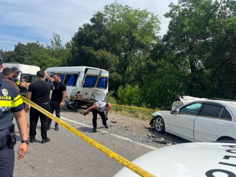 Məktəbliləri aparan mikroavtobus qəza etdi