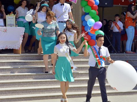 Paytaxt üzrə 87 mindən çox şagird məktəbi bitirir