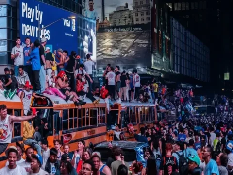 Tayms meydanında yeniyetmə güllələnib
