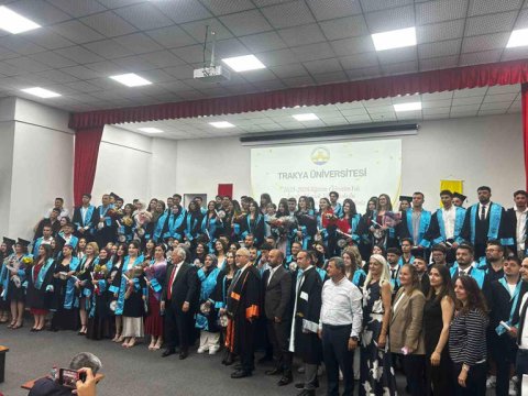 İllərdir arzuladığı diplomu 62 yaşında aldı