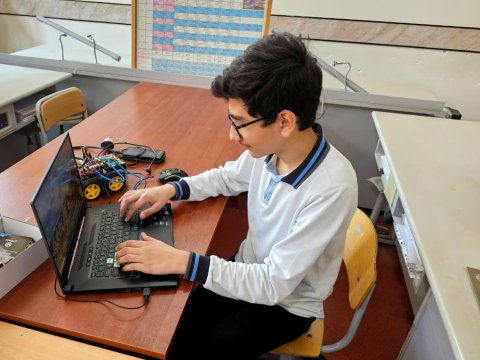 Paytaxt məktəblisi öz mobil tətbiqini yaradıb