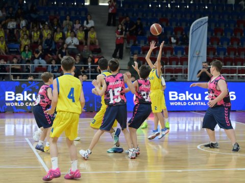 Nazir məktəblilər arasında basketbol yarışını izləyib
