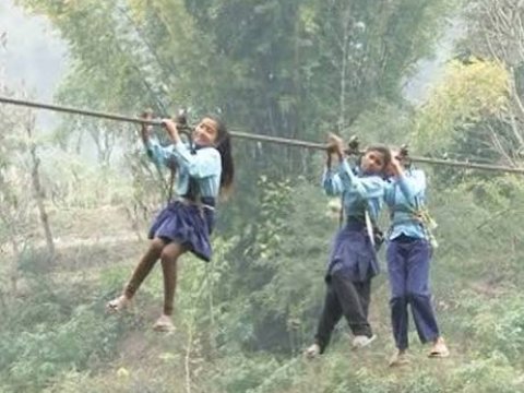Bu uşaqlar məktəbə getmək üçün hər gün ölümlə üz-üzə qalırlar