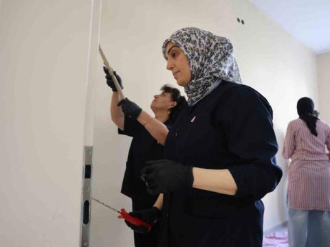 Müəllimlərdən nümunəvi addım: Qələmi qoyub fırçanı götürdülər