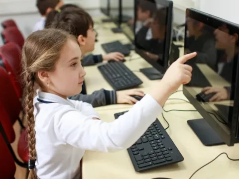 &ldquo;Rəqəmsal məktəb&rdquo; platformasından istifadə edənlərin sayı 900 mini ötüb