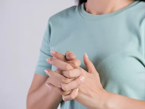 60 illik araşdırma cavab verdi: Barmaq&nbsp;şaqqıldatmaq&nbsp;həqiqətən zərərlidir?