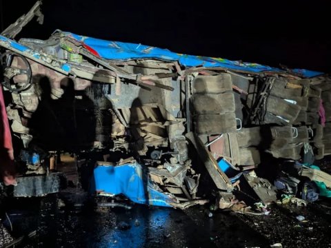 Avtobus qəzaya uğrayıb:&nbsp;20 uşaq və məktəb direktoru ölüb