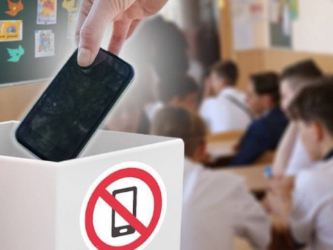Çexiyada da məktəblərdə mobil telefon qadağan ediləcək