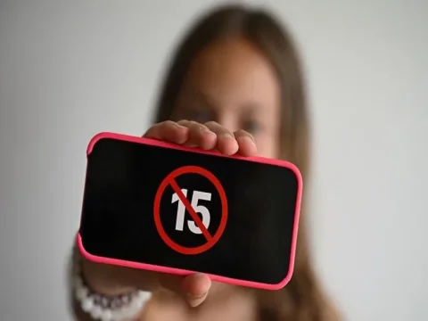 Fransa 15 yaşdan kiçiklər üçün sosial şəbəkələri qadağan edir&nbsp;