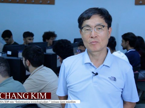 İNHA professoru tələbələrə kompüter alqoritmlərindən dərs keçir