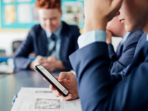 Polşada məktəblərdə smartfonlardan istifadə QADAĞASI