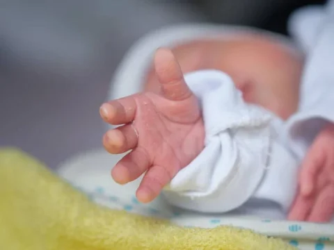 &nbsp;3 aylıq körpə pilləkəndən yıxılaraq ölüb