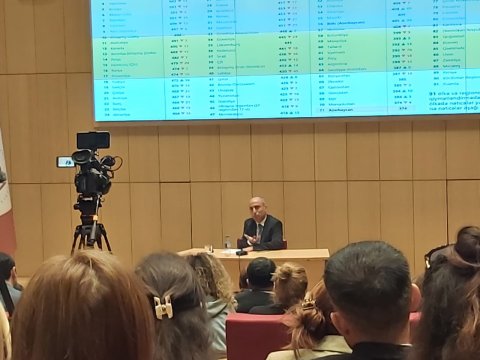 "Bəzi bölgələrimizdə müəllimlərin 80-90 faizi orta ixtisas təhsillidir" -Emin Əmrullayev