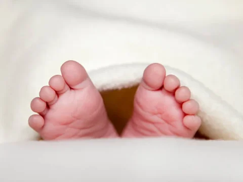 Bakıda qolları olmayan körpə doğuldu: Anası İMTİNA ETDİ