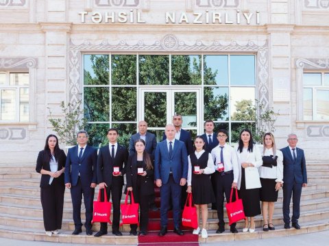 Qızıl və gümüş nişanla təltif olunan məzunlarla görüş keçirilib
