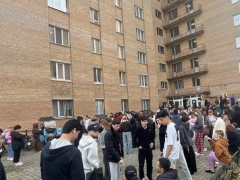 Moskvada ali məktəb tələbələri və əməkdaşları ikinci gündür təxliyə edilirlər