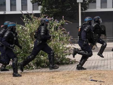Fransada etirazlar zamanı onlarla tələbə yaralanıb