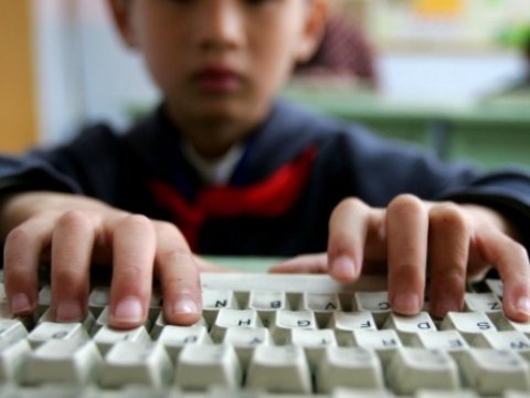 Uşaqları internetdən uzaq tutmaq lazımdır, yoxsa öyrətmək?