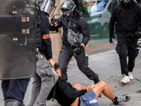 Fransada şagird polis atəşindən sonra gözünü itirib