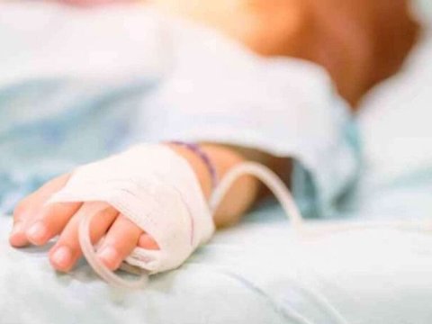 1 yaşlı uşaq yıxılaraq ağır xəsarət alıb