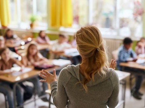 Tamştatlı müəllim sistemi: Kimlərin maaşı artacaq, kimlər işsiz qala bilər?