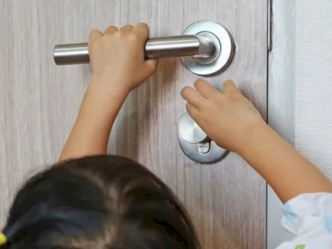 Qapı arxasında qalan 7 aylıq uşaq xilas edilib