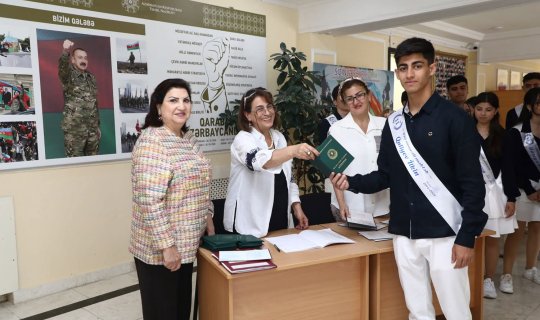 Məzunlara attestatlar verilir