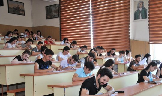 “Tələbələri şagird kimi idarə etmək doğru deyil”