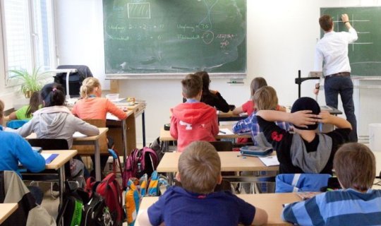 Almaniyada təhsil nazirindən miqrant şagirdlərə kvota təklifi