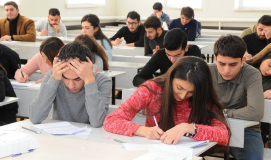 Rusiya ali məktəblərə qəbul balını artırır