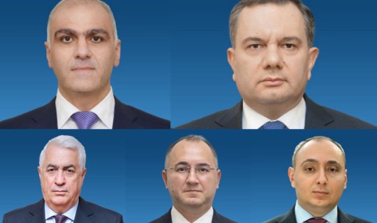 Rəqəmsal İnkişaf və Nəqliyyat nazirinin müavinləri harada təhsil alıblar?