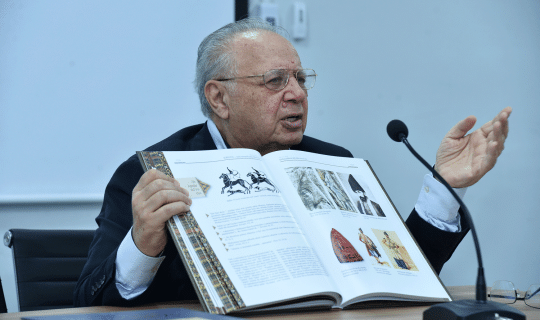 Paytaxtın tarix müəllimləri tarixçi alimin kitabının müzakirəsində