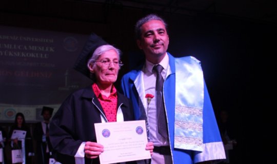 70 yaşında üniversiteyi bitirdi: Diplomasını dekan oğlundan aldı