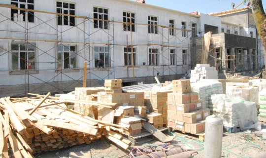 Bakı məktəb və bağçalarında yeni tədris ili öncəsi tikinti və təmir işləri aparılır