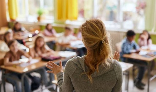 Tamştatlı müəllim sistemi: Kimlərin maaşı artacaq, kimlər işsiz qala bilər?