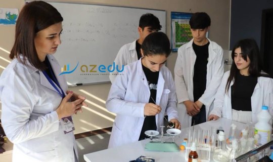 Laborant-mikrobioloq peşəsi üzrə müəllim: "Kimyəvi prosesləri xüsusi metodlarla sevdiririk"