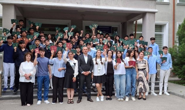 Bu liseyin məzunlarına attestatlar təqdim olunub