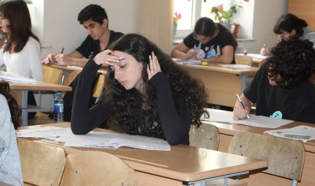 İxtisas seçimində təzyiq: “Gənclərdə panik atak, stress, təşviş yaranır”
