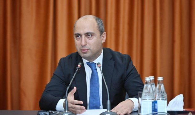 Nazir: Mütəxəssislər uşaqlara normal dərslik yazmalıdırlar