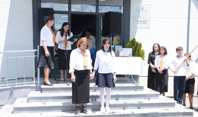 Emin Əmrullayev Kəlbəcərdə ilk məzunu təbrik edib