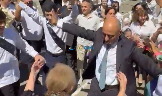 Nazir məzunlarla rəqs etdi - VİDEO