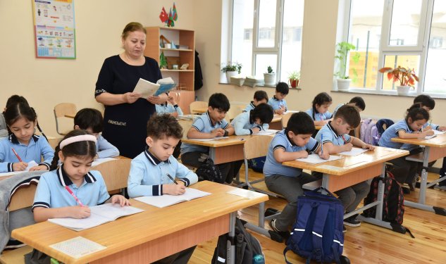 354 nəfər təhsil işçisi təltif edilib
