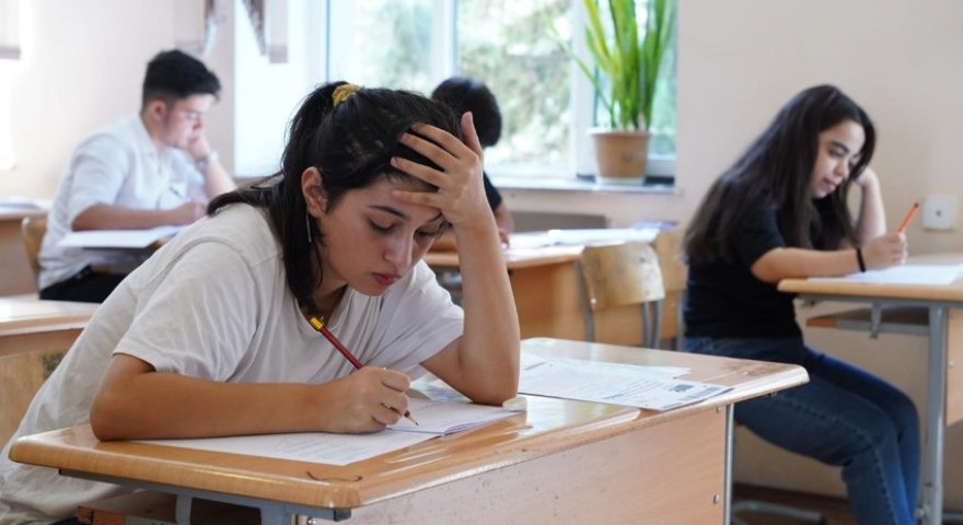 Abituriyentləri çətin ixtisas seçimi GÖZLƏYİR: "Rəqabət güclü olacaq"