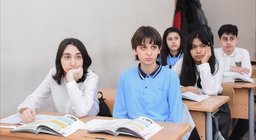 Eyni məktəb, fərqli nəticə - Uğur fərdidir, yoxsa sistematik?
