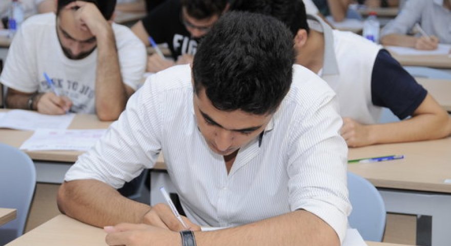 Oğlan tələbələr texniki sahələri seçir 