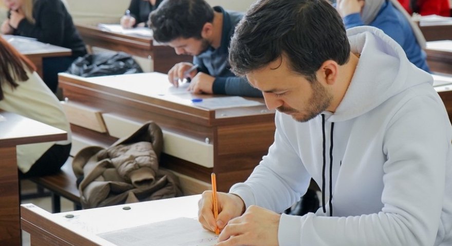 Elm yox, gəlir seçimi: istedadlı gənclər elmdən niyə uzaqlaşır?